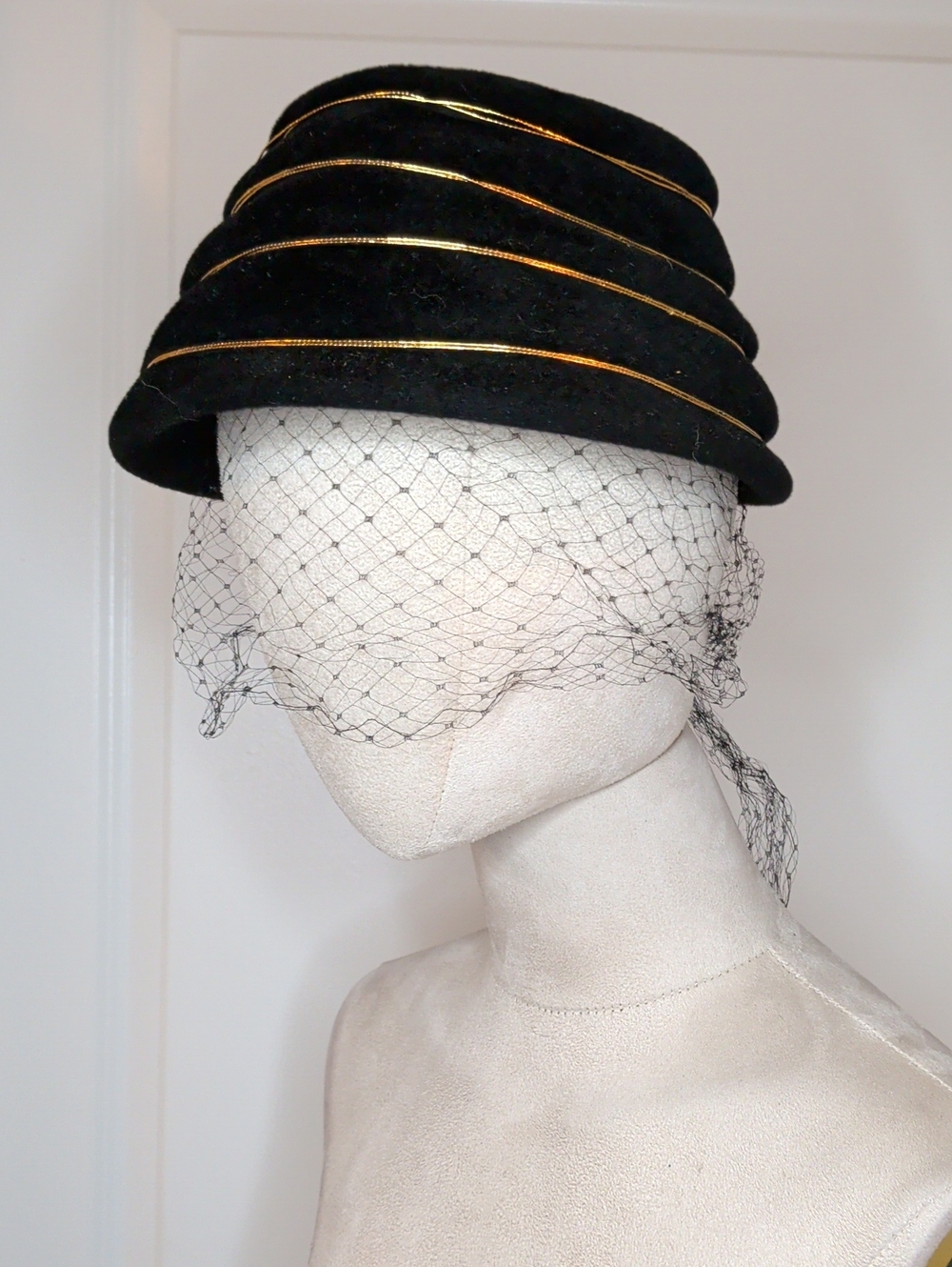 Vintage 50s Women's Fez Hat Fur Felt w/ Netting Black Gold Cocktail MCM